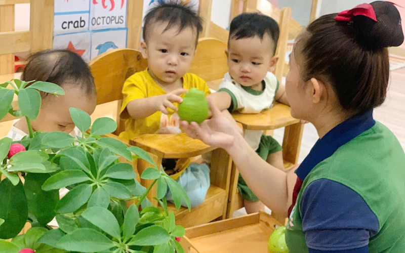 Bé vui chơi cùng bạn tại mầm non theo giờ