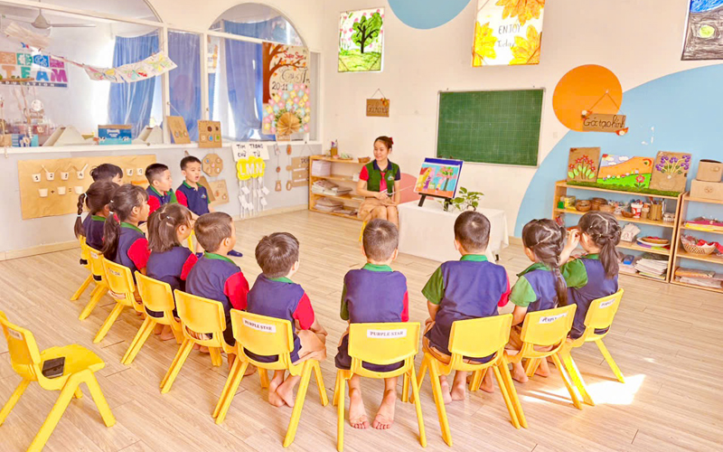 Cô chăm bé tại mầm non theo giờ